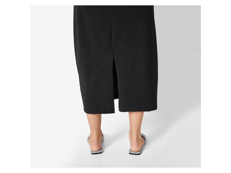 Schwarzes Kleid und graue Mules: elegante Kleidung und Schuhe.