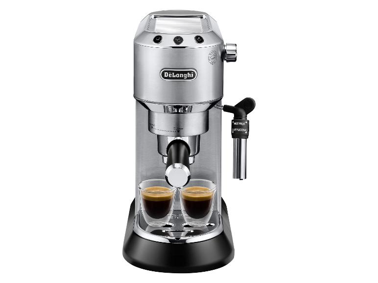 Silberne Espressomaschine mit zwei Gläsern Espresso und Dampfdüse.