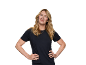 Lächelnde blonde Frau im schwarzen T-Shirt mit den Händen an den Hüften.