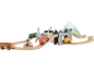 Holzspielzeug-Eisenbahnset mit Fahrzeugen, Gebäuden und Berglandschaft.
