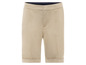 Beige Shorts mit umgeschlagenem Saum.