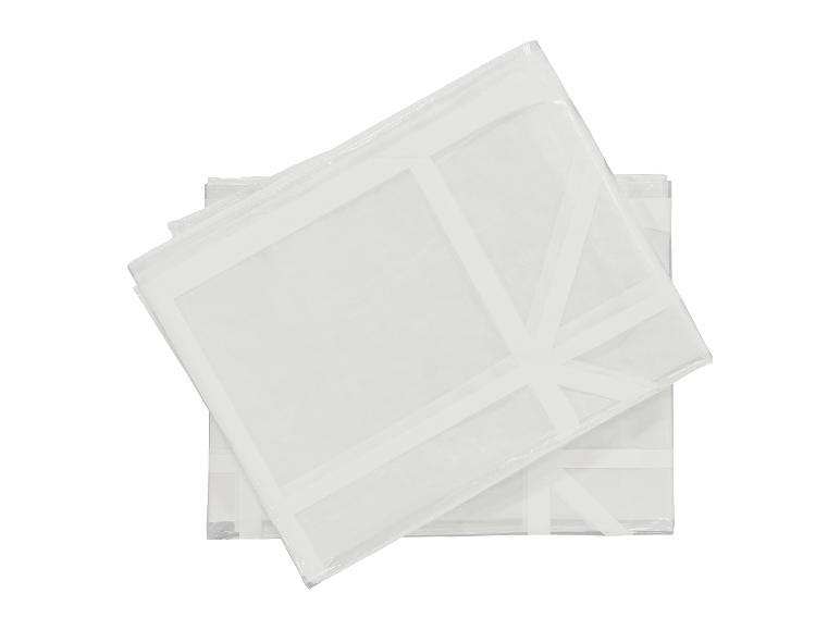 Zwei weiße, transparente Kleiderhüllen, übereinander gestapelt.