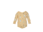 Gelber Langarm-Babybody mit Muster aus Häusern, Bäumen und Schneeflocken.
