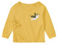 Gelber Babypullover mit langen Ärmeln, mit einer Möwe und dem Text 'fly over the sea'.
