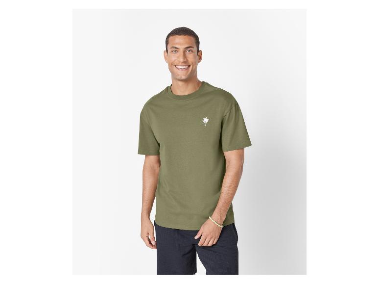 Olivengrünes T-Shirt und Shorts für Herren, Casual-Look.