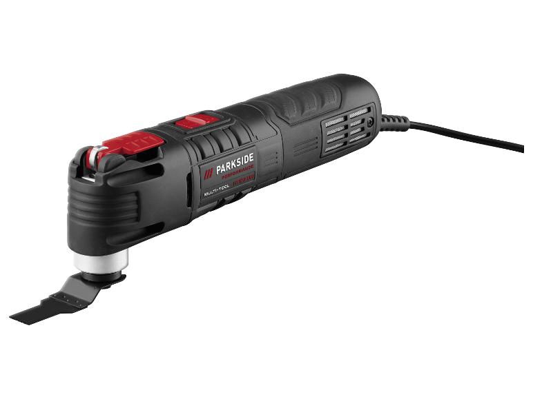 Schwarzes Multifunktionswerkzeug mit roten Akzenten und Sägeblatt, schräg auf weißem Hintergrund.