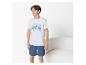 Junge in weißem T-Shirt mit „CALL IT A DAY“-Text und blauen Shorts