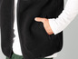 Ein Mann trägt eine schwarze Fleece-Weste.