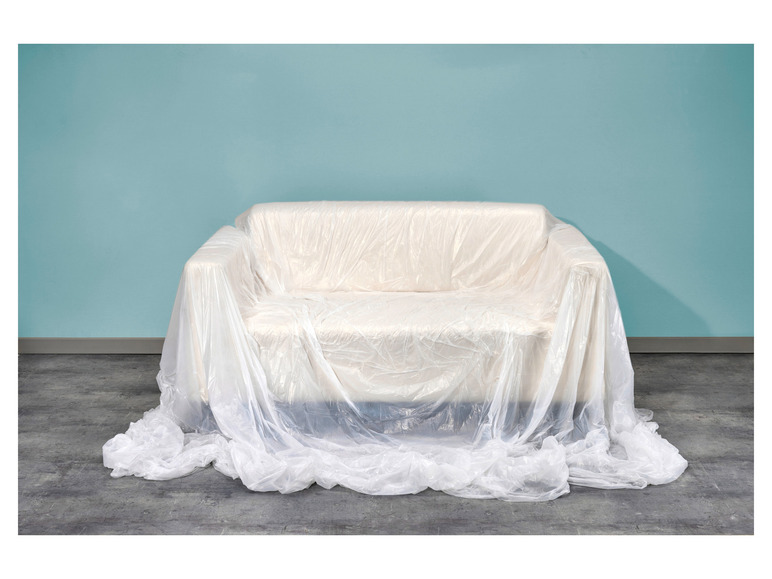 Ein weißes Sofa, bedeckt mit einer Plastik-Schutzhülle