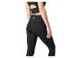 Frau in schwarzem Sport-Top mit Ausschnitt und schwarzen High-Waist-Leggings.