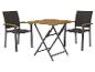 Set aus zwei braunen Korbstühlen mit Holzarmlehnen und einem klappbaren Holztisch.