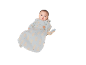 Baby in hellblauem Schlafsack mit Bären und Plüschhäschen.