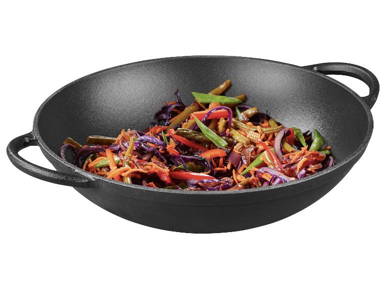 Gusseisen-Wok mit gebratenem Gemüse