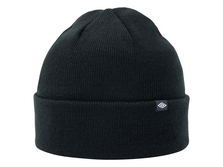 Schwarze Beanie mit Umbro Logo.