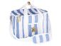 Kühltasche mit weißen und blauen Streifen, mit Griffen und Schultergurt, dekoratives Logo.