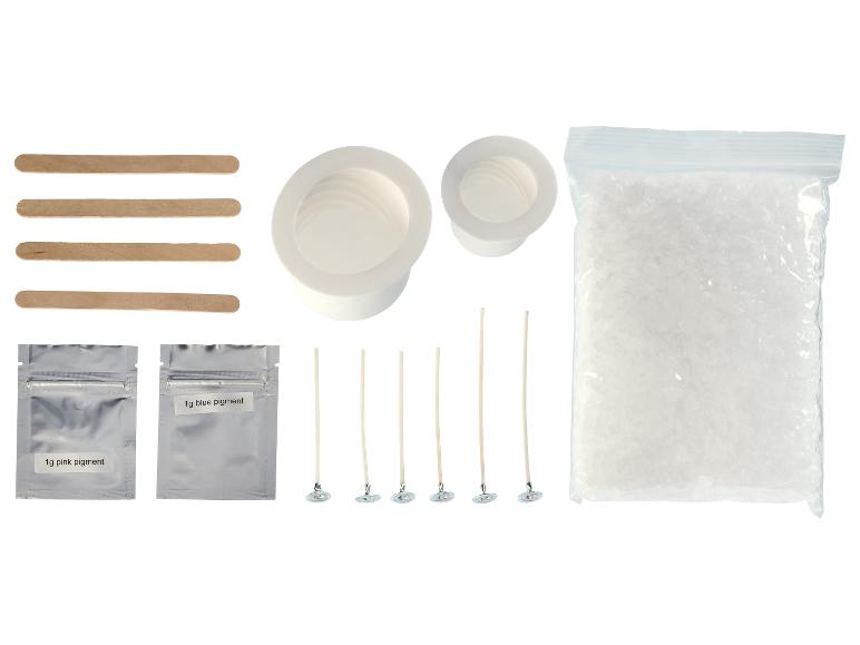 Kerzenbastelset mit Wachs, Formen, Dochten, Rührstäbchen und Pigmenten.