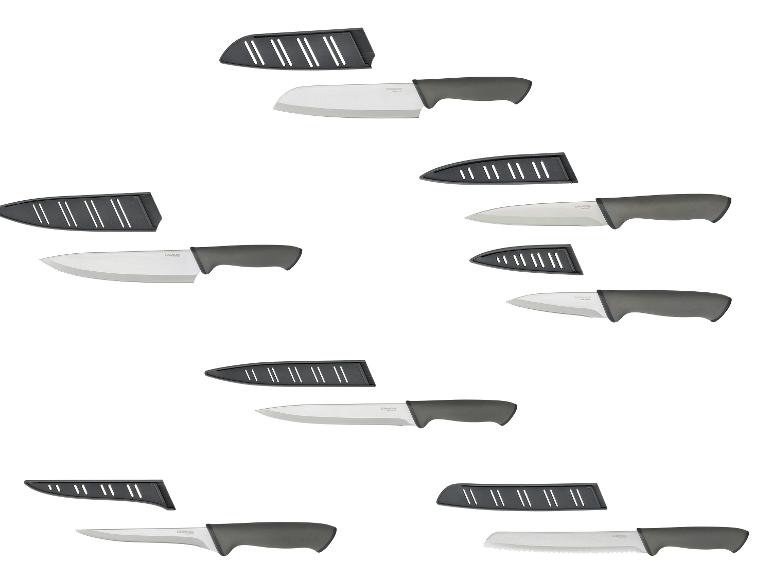 Ein Set aus sechs SilverCrest Küchenmessern mit dunkelgrauen Griffen und passenden Klingenhüllen.