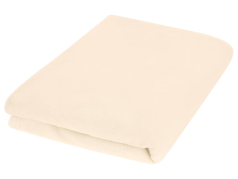 Gefaltete cremefarbene Fleecedecke