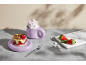 Dessert mit Erdbeeren und lila Tasse mit Schlagsahne und Marshmallows.