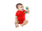 Ein Baby in einem roten Strampler spielt mit einer grünen und blauen Rassel.