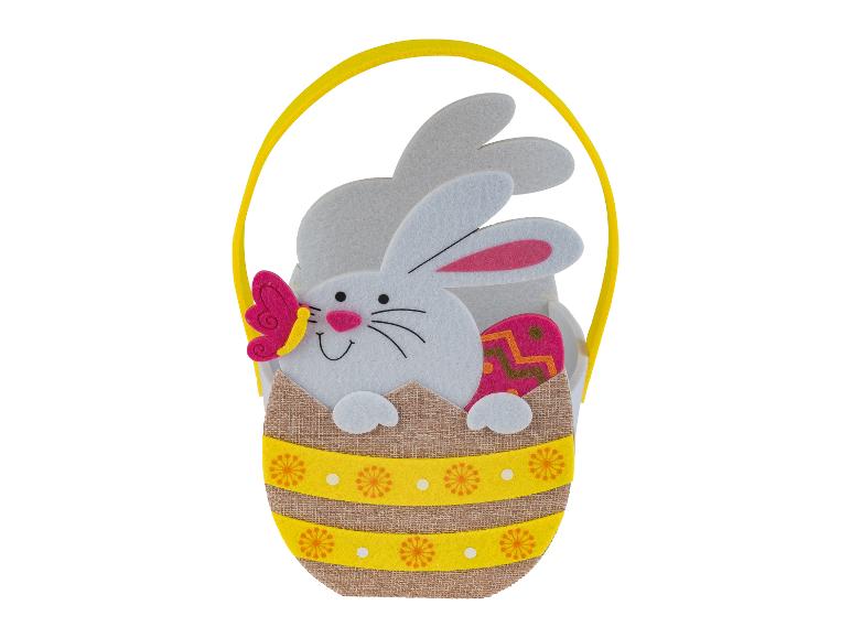 Ein Osterkorb in Form eines Hasen mit einem Ei
