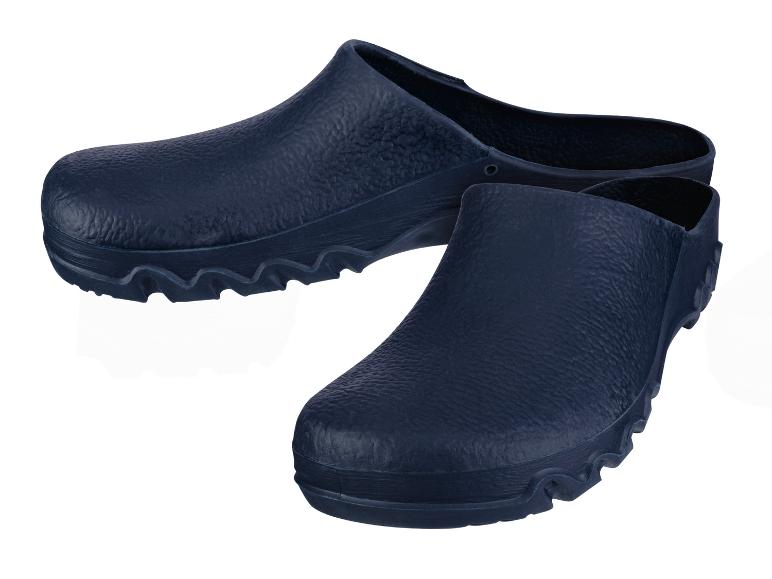 Zwei Paar blaue Clogs mit grobem Profil.