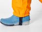 Blaue Gummistiefel mit orangefarbener Regenhose.