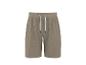 Khakifarbene Sweatshorts mit weißem Kordelzug.