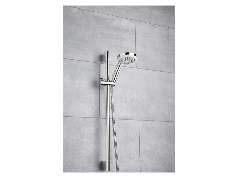 Ein chromfarbener Duschkopf mit Schlauch und Halterung.