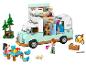 LEGO Friends Set mit Wohnmobil, Figuren, Fahrrad und Campingzubehör.