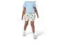 Kind in hellblauem T-Shirt und cremefarbenen Shorts mit Bluey & Bingo Aufdruck