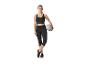 Frau in schwarzem Sport-Top, Capri-Leggings und mit grauem Pilatesball.