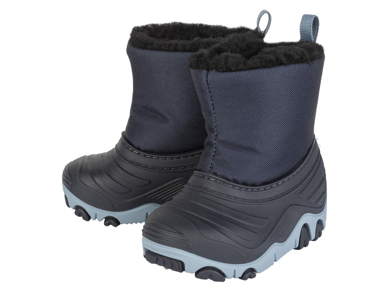 Zwei Paar blaue Winterstiefel mit Fellfutter.