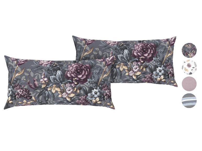 Zwei graue Kissen mit Blumenmuster.