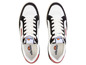Weiße und schwarze Ellesse Sneaker mit roten Akzenten.