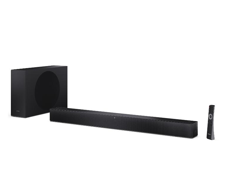 Schwarze Soundbar mit Subwoofer und Fernbedienung auf weißem Hintergrund.