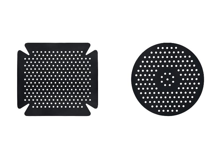 Zwei Mikrowellen-Schutzteile mit Löchern.