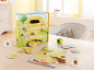 Kinderspiel zum Thema Bienen mit Holzelementen auf einem Tisch.