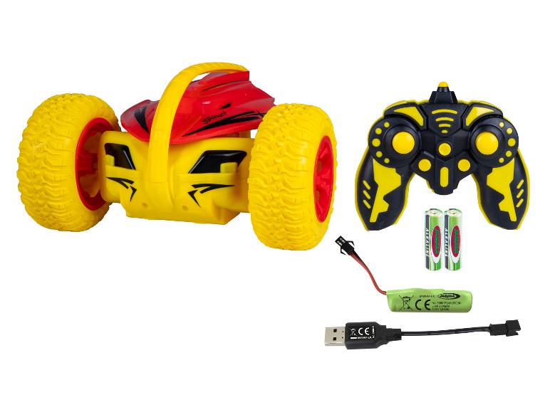 Gelbes und rotes ferngesteuertes Spielzeugauto mit Fernbedienung, Batterien und Ladekabel.