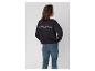 Schwarzes Damen-Sweatshirt mit Aufdruck auf dem Rücken und Jeans.