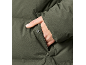 Nahaufnahme der Tasche einer olivgrünen Winterjacke mit einer Hand darin.