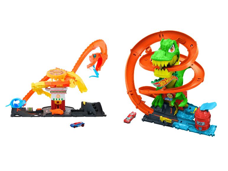 Zwei Hot Wheels Spielsets mit Dinosaurier- und Schlangenthema, mit Strecken und Autos.