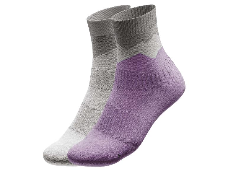 Zwei Paar Socken, eine graue und eine lila.