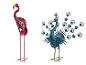 Gartendekoration aus Metall: roter Flamingo und blauer Pfau.