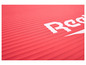 Eine rote Yogamatte mit dem Reebok-Logo.
