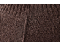 Nahaufnahme eines braunen Strickstoffs mit Rippkragen und Nahtdetail.