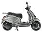 Grauer Motorroller mit schwarzem Sitz und Gepäckträger, mit „Napoli“-Schriftzug am Heck.