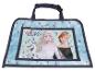 Eine blaue Frozen-Tasche mit Elsa, Anna und Olaf.