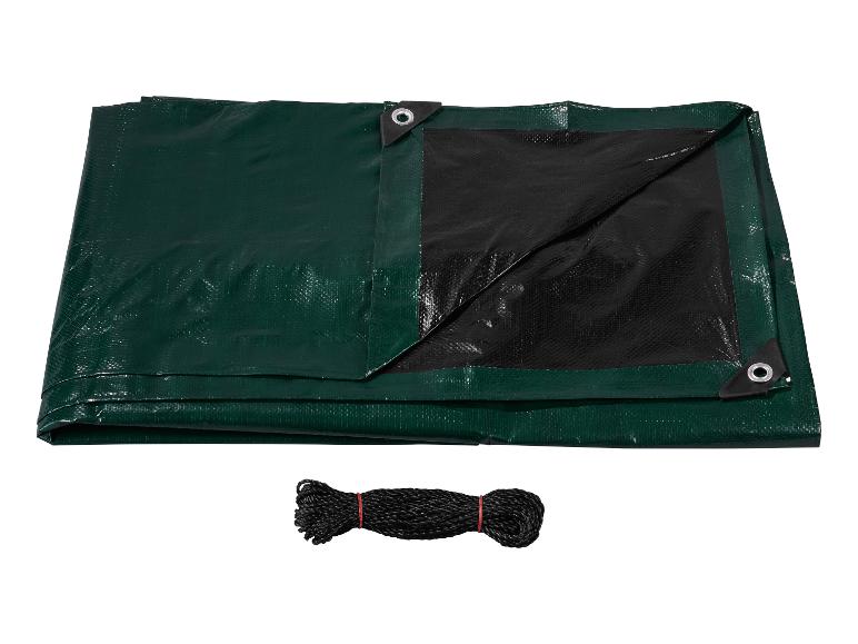 Grüne und schwarze Plane mit Ösen, gefaltet, mit einer Rolle schwarzem Seil.
