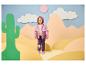Mädchen in rosa-lila Jacke und lila Einhorn-Jogginghose in einer Wüstenlandschaft.